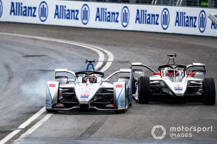 Edoardo Mortara, Venturi Formula E, Venturi VFE05, se cierra mientras lucha con Maximillian Gunther, GEOX Dragon Racing, Penske EV-3, que ha dañado su coche