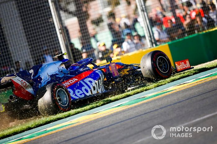 Alexander Albon, Toro Rosso STR14 se sale a la hierba