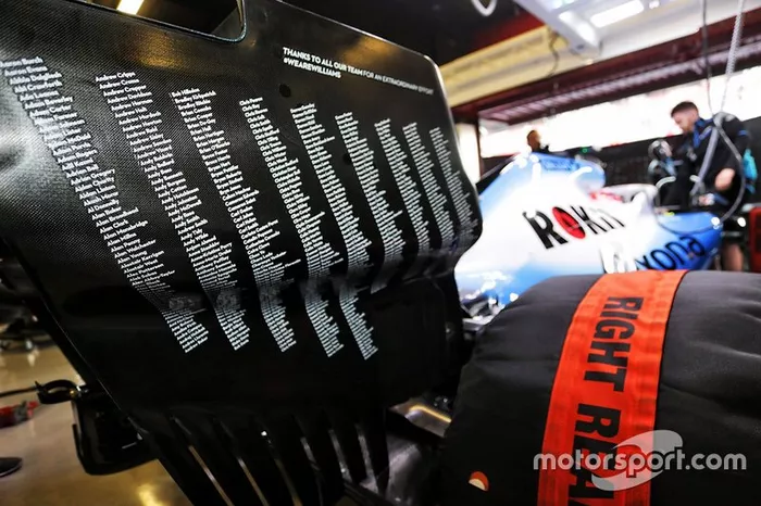 Detalle del alerón de Williams con el nombre de los miembros del equipo