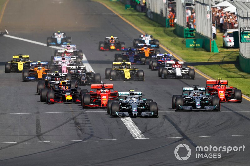 Valtteri Bottas, Mercedes AMG W10, precede Lewis Hamilton, Mercedes AMG F1 W10, Sebastian Vettel, Ferrari SF90, Charles Leclerc, Ferrari SF90, Max Verstappen, Red Bull Racing RB15, ed il resto del gruppo alla prima curva