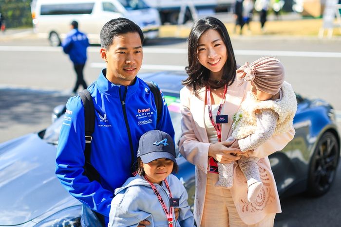 Ryo Hirakawa pasea por el prado con su familia