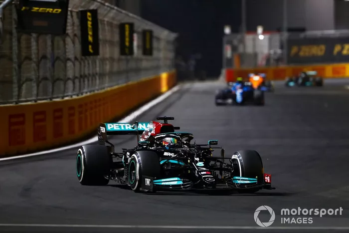Lewis Hamilton, Mercedes W12, Esteban Ocon, Alpine A521