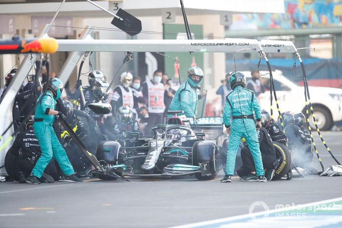 Lewis Hamilton, Mercedes W12, en pits