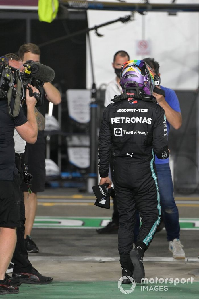 Ganador de la pole position Lewis Hamilton, Mercedes, celebra