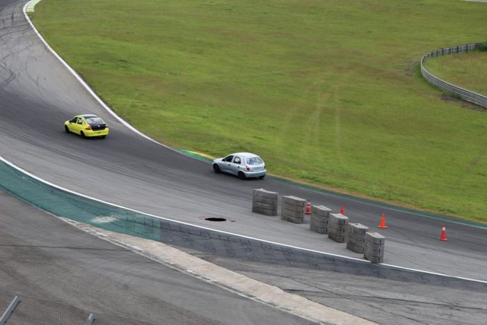 Carros passam pela cratera aberta em Interlagos (foto: Fernando Santos/Divulgação F-Vee)