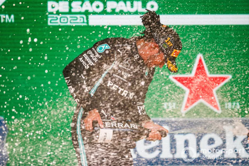 Lewis Hamilton, Mercedes, 1a posizione, spruzza Champagne sul podio