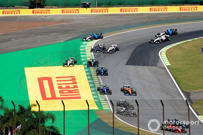 Carlos Sainz Jr., Ferrari SF21, Sebastian Vettel, Aston Martin AMR21, Pierre Gasly, AlphaTauri AT02, Daniel Ricciardo, McLaren MCL35M, y el resto del grupo