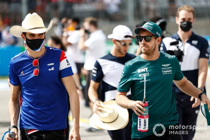Esteban Ocon, Alpine F1, y Sebastian Vettel, Aston Martin
