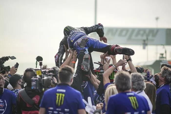El campeón del mundo Fabio Quartararo, Yamaha Factory Racing, celebra con su equipo