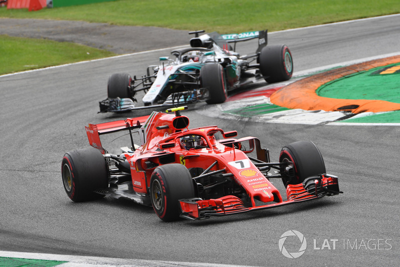 Kimi Raikkonen, Ferrari SF71H y Lewis Hamilton, Mercedes AMG F1 W09