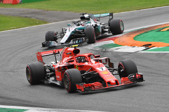 Kimi Raikkonen, Ferrari SF71H ve Lewis Hamilton, Mercedes AMG F1 W09 battle