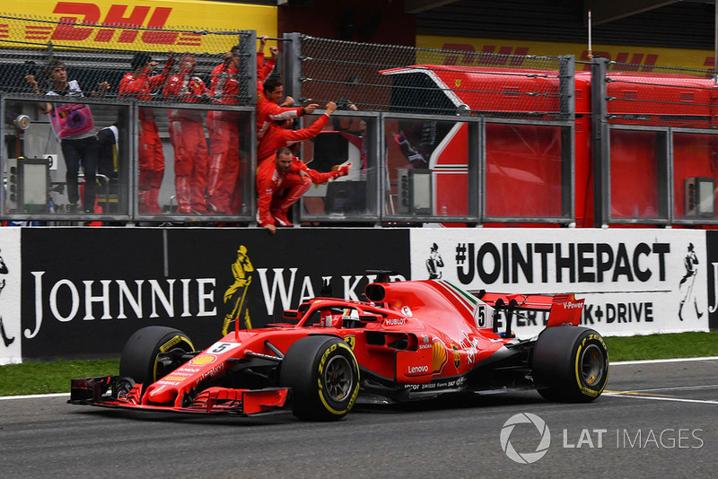 Zwycięzca Sebastian Vettel, Ferrari SF71H przejeżdża metę