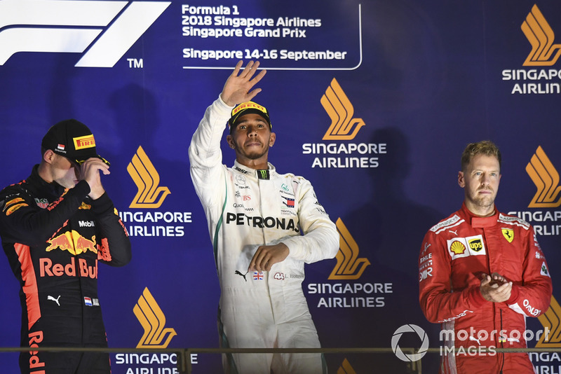 Max Verstappen, Red Bull Racing, Lewis Hamilton, Mercedes AMG F1 y Sebastian Vettel, Ferrari, en el podio