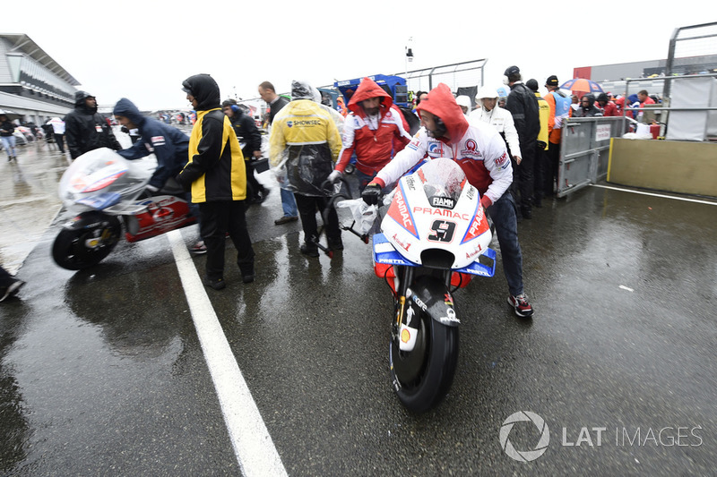 Motos sacadas de la parrilla durante el Gran Premio de Gran Bretaña
