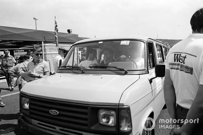Nelson Piquet, conduce la camioneta con los pilotos de F1 para inspeccionar la pista dañada
