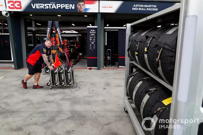 Miembros del equipo de Red Bull Racing trabajando