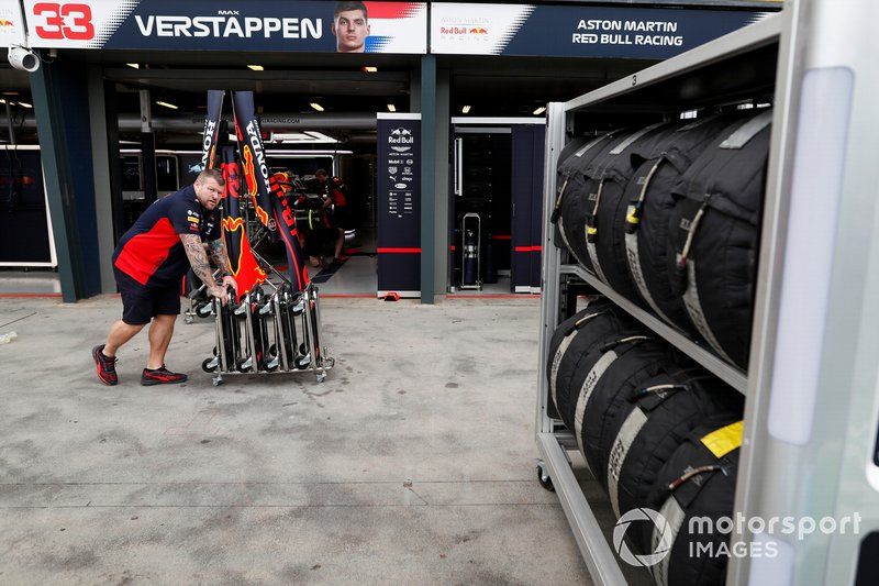 Miembros del equipo de Red Bull Racing trabajando