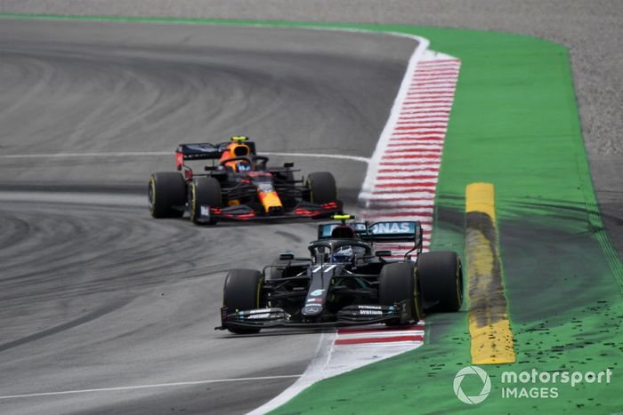 Valtteri Bottas, Mercedes F1 W11 EQ Performance, Alex Albon, Red Bull Racing RB16