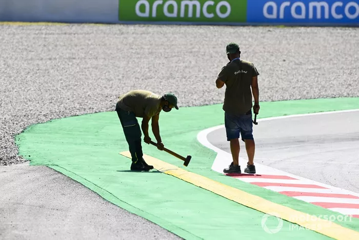 Trabajadores hacen reparaciones en la pista