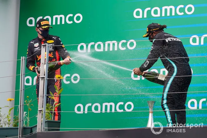 Podio: ganador Lewis Hamilton, Mercedes-AMG Petronas F1, segundo lugar Max Verstappen, Red Bull Racing 