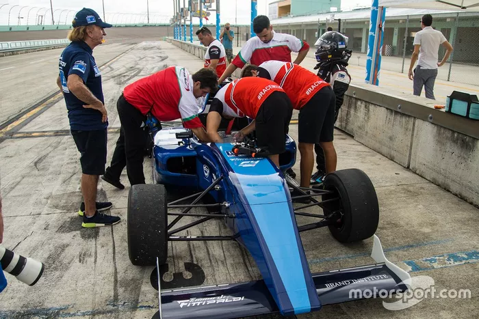 Emerson Fittipaldi Jr. prueba un monoplaza de Fórmula 4