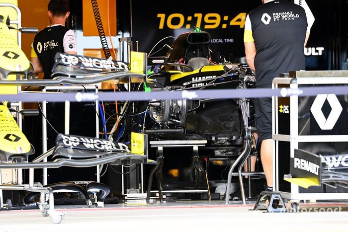 Los mecánicos de Renault trabajan en el monoplaza en el garaje
