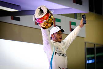 Lewis Hamilton, Mercedes AMG F1 W09 EQ viert de winst