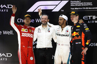 Sebastian Vettel, Ferrari, Bradley Lord, directeur de la communication de Mercedes, Lewis Hamilton, Mercedes AMG F1, et Max Verstappen, Red Bull Racing, sur le podium