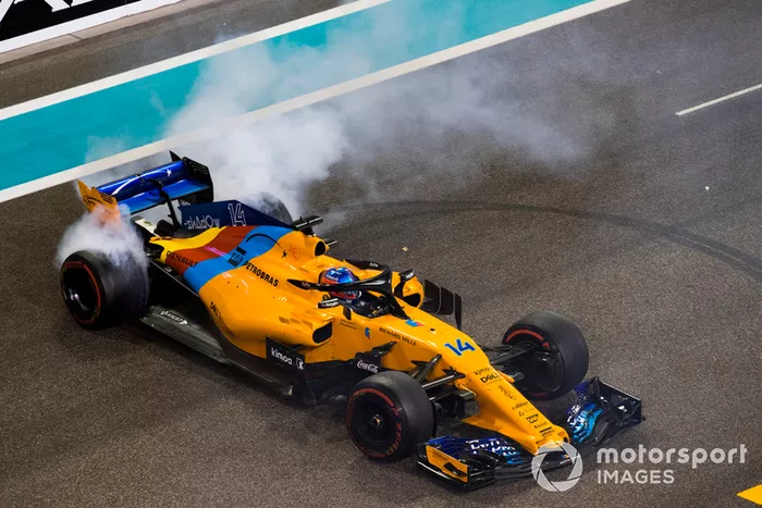 Fernando Alonso, McLaren MCL33, hace donuts al final de su última carrera