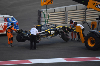 La monoposto incidentata di Nico Hulkenberg, Renault Sport F1 Team R.S. 18, viene recuperata
