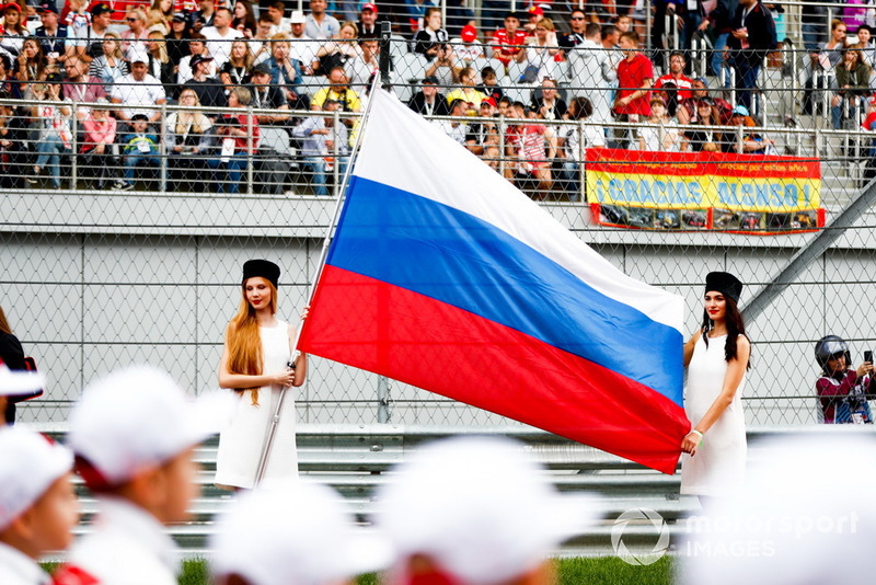Grid Girl con una bandiera russa