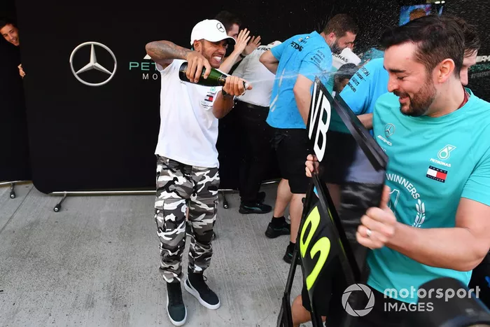El ganador de la carrera Lewis Hamilton, Mercedes AMG F1 celebra con el champán y el equipo.