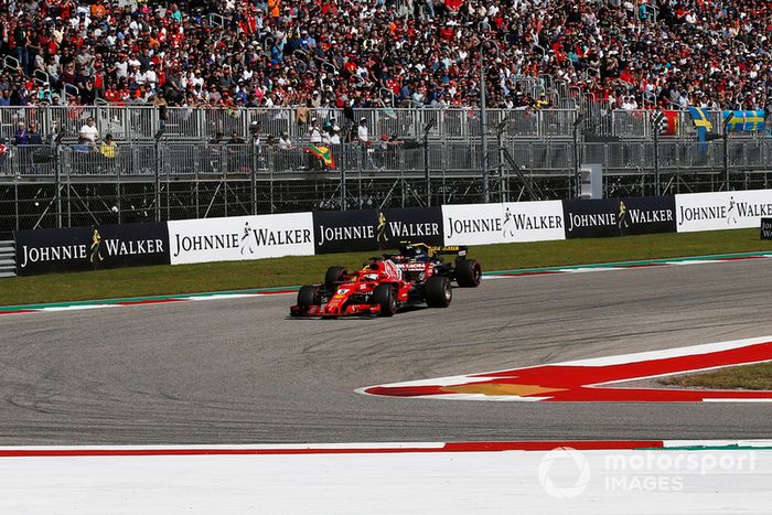 Sebastian Vettel, Ferrari SF71H y Carlos Sainz Jr., Renault Sport F1 Team R.S. 18