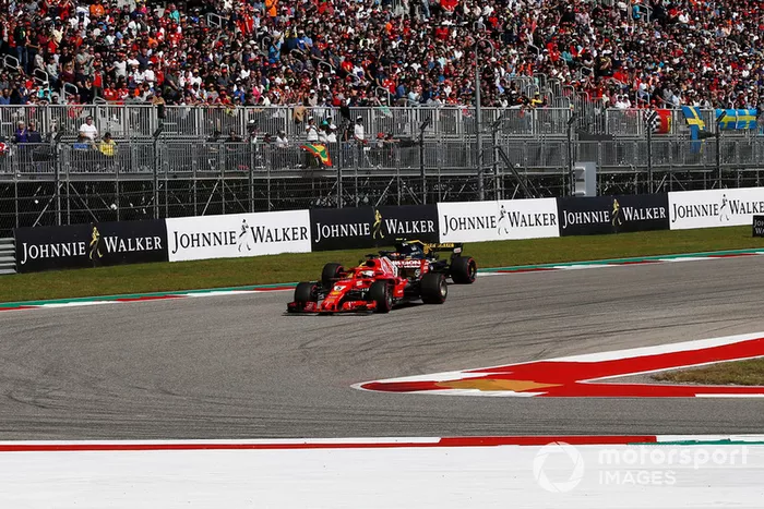 Sebastian Vettel, Ferrari SF71H y Carlos Sainz Jr., Renault Sport F1 Team R.S. 18 battle 