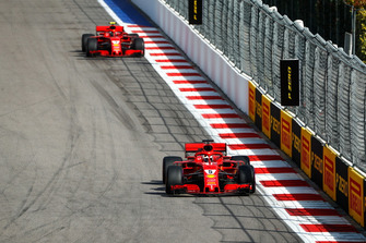 Sebastian Vettel, Ferrari SF71H, devant Kimi Raikkonen, Ferrari SF71H