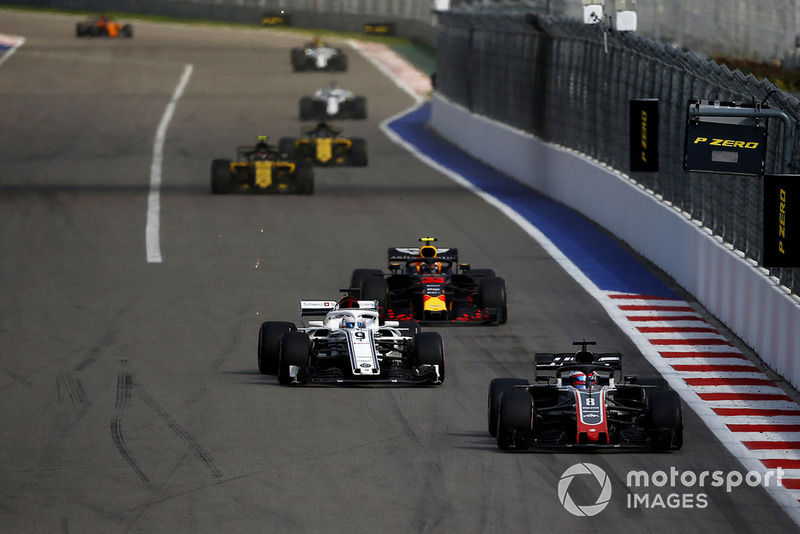 Romain Grosjean, Haas F1 Team VF-18 ve Marcus Ericsson, Sauber C37
