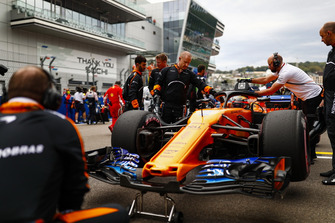Stoffel Vandoorne, McLaren MCL33 on the grid