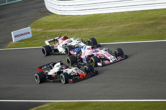 Romain Grosjean, Haas F1 Team VF-18, met Sergio Perez, Racing Point Force India VJM11 en Charles Leclerc, Sauber C37