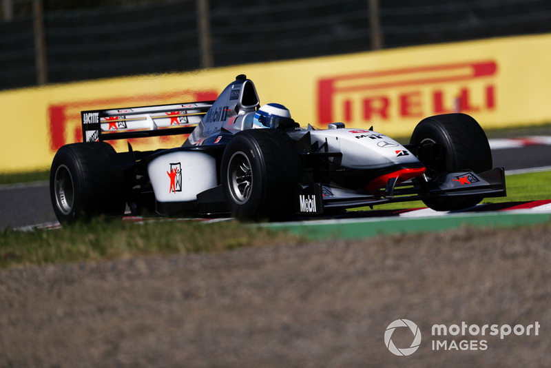 Mika Hakkinen, McLaren MP4-13 lors des Legends F1 30th Anniversary Lap Demonstration