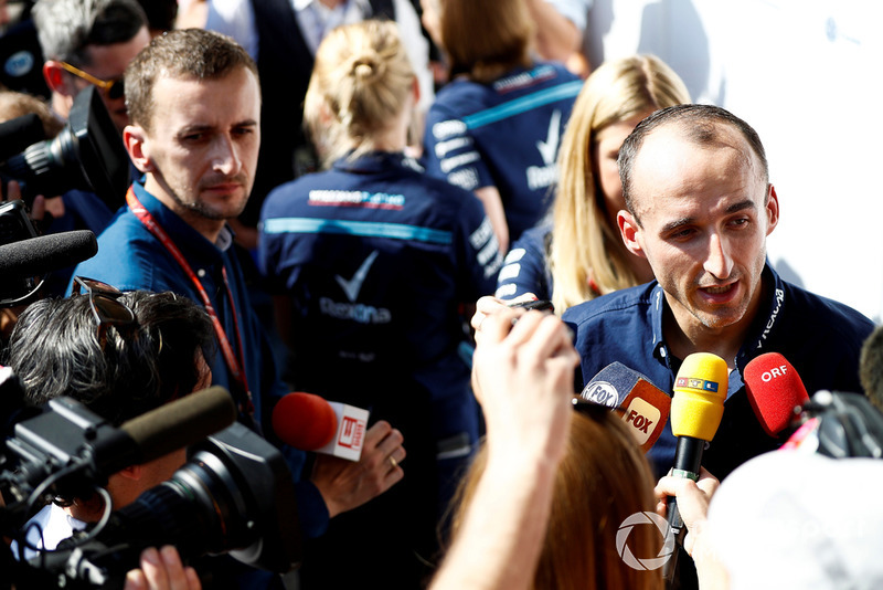Robert Kubica, Williams Racing, habla con la prensa