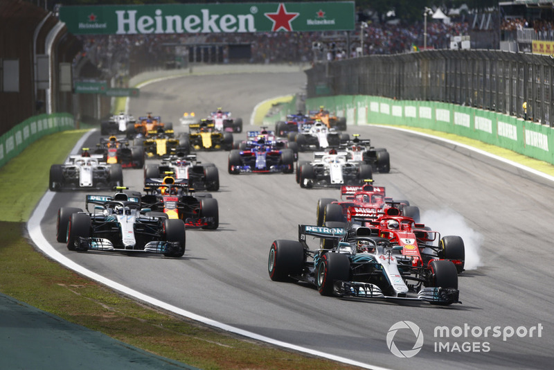 Льюіс Хемілтон, Mercedes AMG F1 W09, лідирує