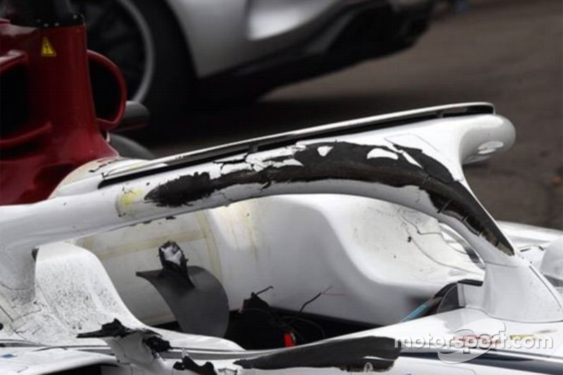 Des traces de pneu sur le Halo et le châssis de la Sauber de Charles Leclerc