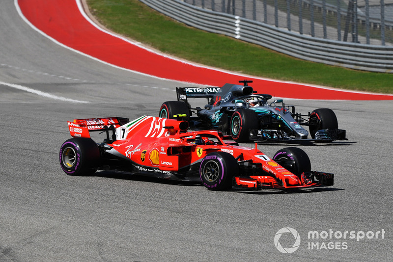 Lewis Hamilton, Mercedes-AMG F1 W09 y Kimi Raikkonen, Ferrari SF71H battle