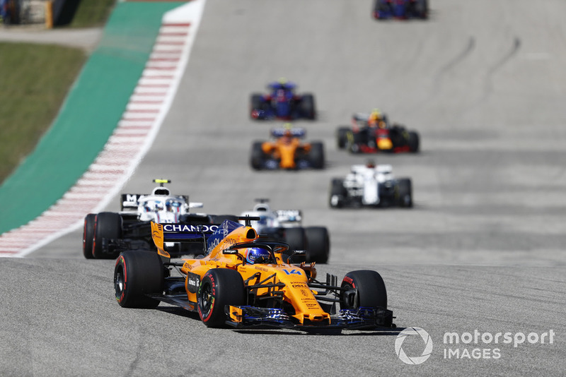 Fernando Alonso, McLaren MCL33, leads Sergey Sirotkin, Williams FW41, Lance Stroll, Williams FW41, and the remainder of the field on the formation lap