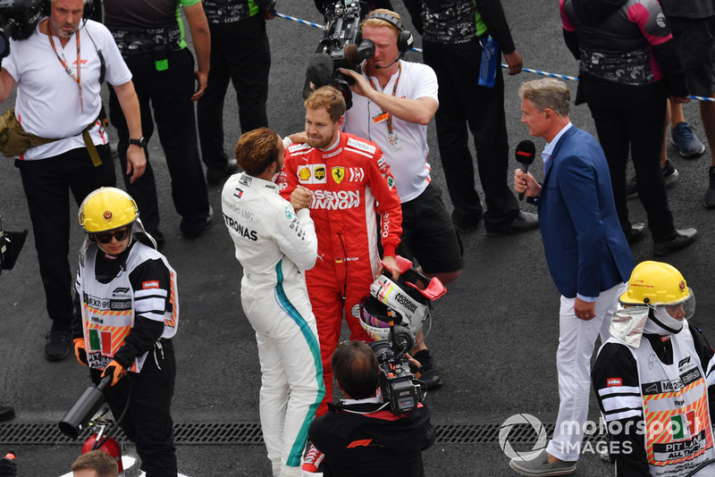 Lewis Hamilton, Mercedes AMG F1 y Sebastian Vettel, Ferrari celebran en Parc Ferme