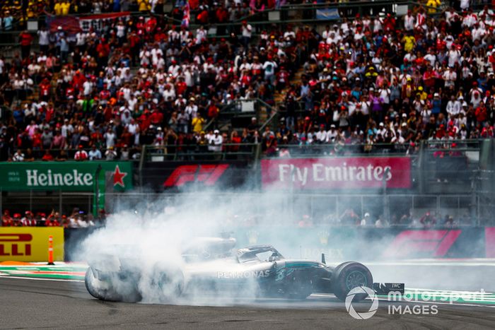 Lewis Hamilton, Mercedes AMG F1 W09 EQ Power +, realiza donas para celebrar su quinto título mundial de pilotos
