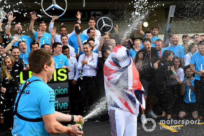 Lewis Hamilton, Mercedes AMG F1, celebra su quinto mundial con el equipo
