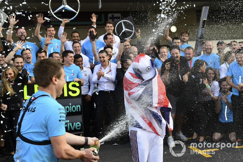 Lewis Hamilton, Mercedes AMG F1 celebra con el equipo