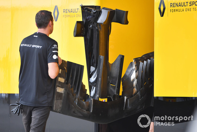 Les mécaniciens Renault avec un aileron avant de la R.S.18