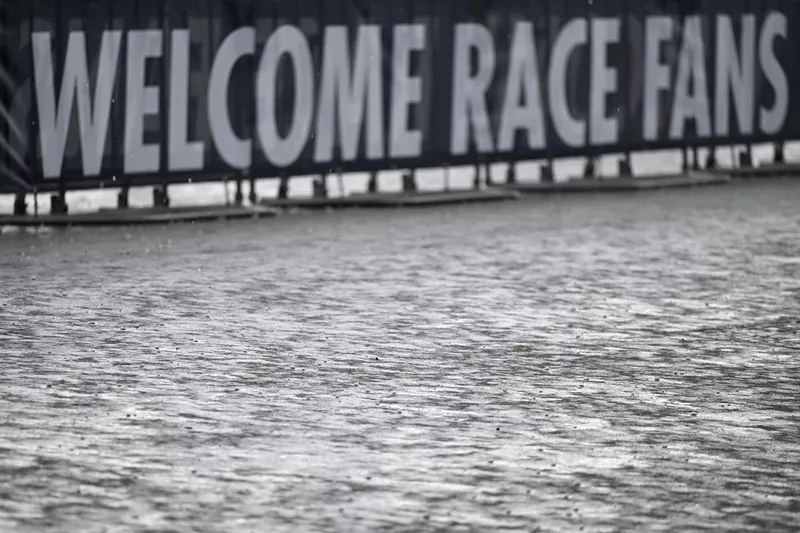 Pluie et grêle sur le circuit